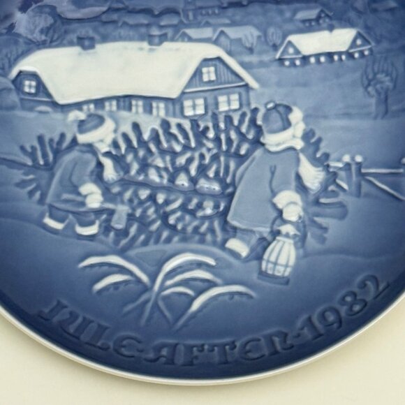 1982 Bing & Grøndahl Christmas Plate The Christmas Tree 9082 - Picture 2 of 4